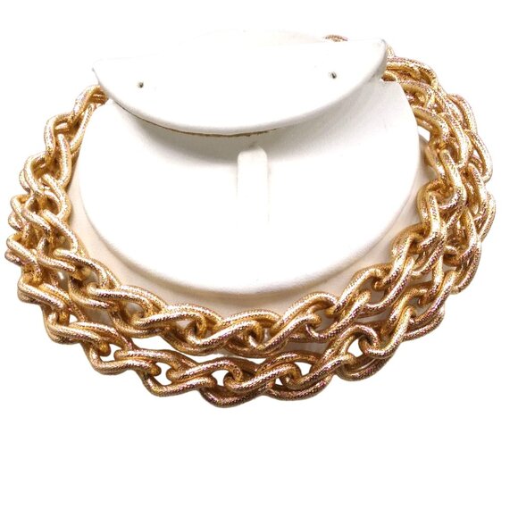 Vintage Textured Eloxal Necklace, Curb Double Link Chain, Lightweight Gold Tone - Picture 4 of 5